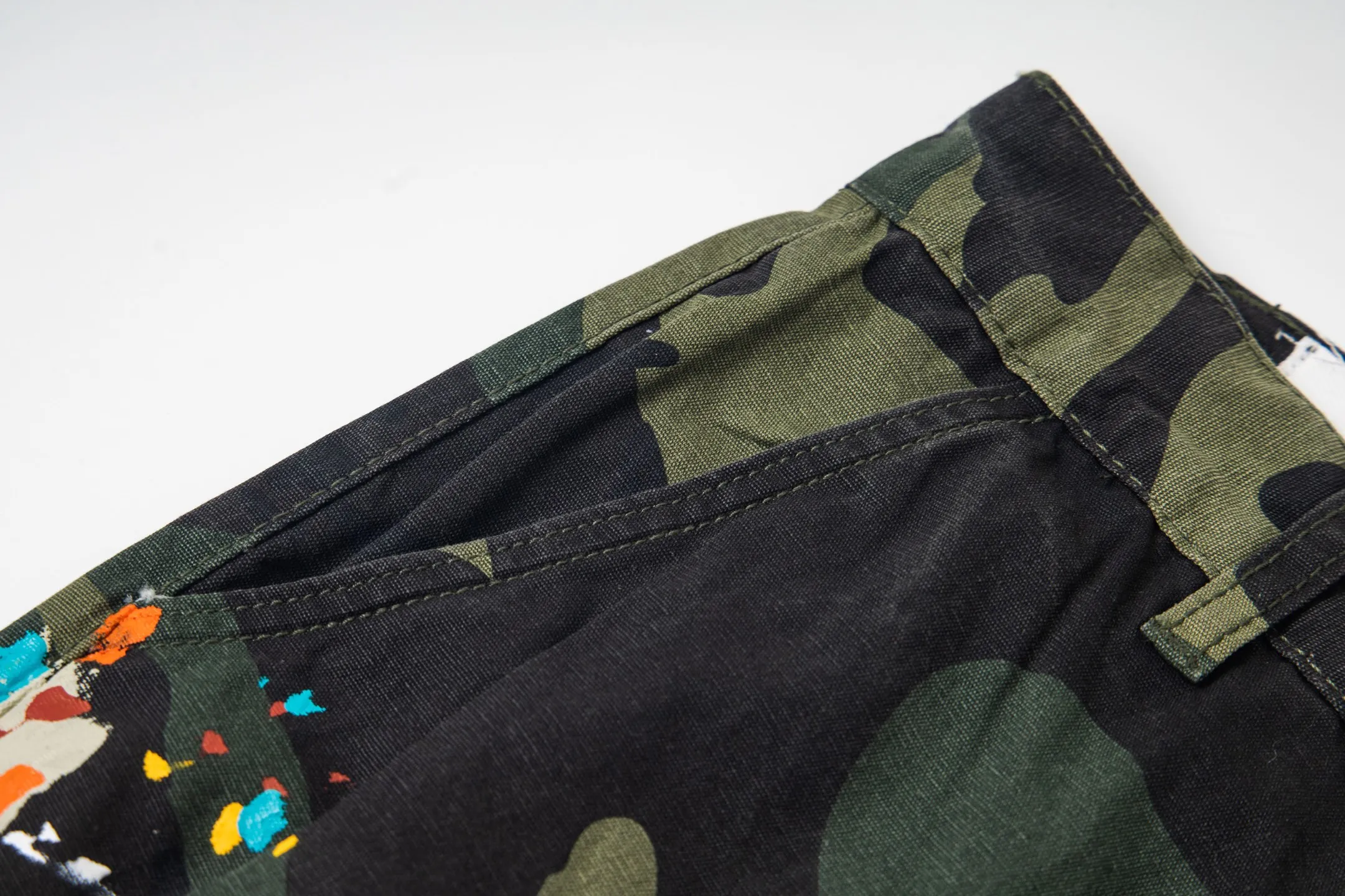 P250 Chrome Hearts Gallery 2025 new camouflage stitching multi-pocket couple bootcut jeans are a hot trend this season and are sought after by countless celebrities and fashionistas. The neat details of the cutting process add color to the playful fashion! The neat and meticulous design, and the well-fitting structure is unique. The upper body not only has outstanding recognition, but also looks younger and younger. A style with the ultimate wearing meaning and performance, gorgeous color matching, and the craftsmanship of this style is also extremely extraordinary. After the finished product is washed, it is disassembled and hand-made with sheepskin cross leather and then spliced ​​together to complete. The whole piece has too many craftsmanship to describe. It is decorated with patchwork cross flowers and high-waisted washed jeans! ! Absolutely high-end luxury product, a god-level single product, a super popular product, made by top heavy industry, a magic weapon that cannot be missed to hit the streets. Style number: 1846 Size: 28 30 32 34 36 Color: camouflage